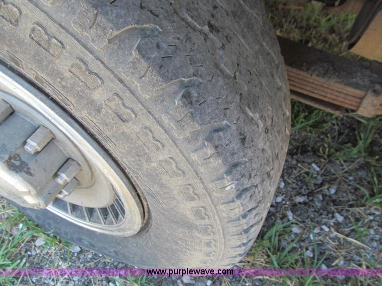 image for item J2670 1988 Ford F250 pickup truck