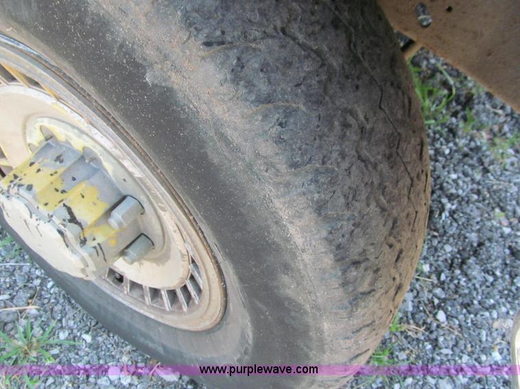 image for item J2670 1988 Ford F250 pickup truck