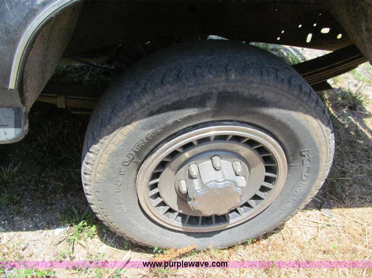 image for item J2670 1988 Ford F250 pickup truck