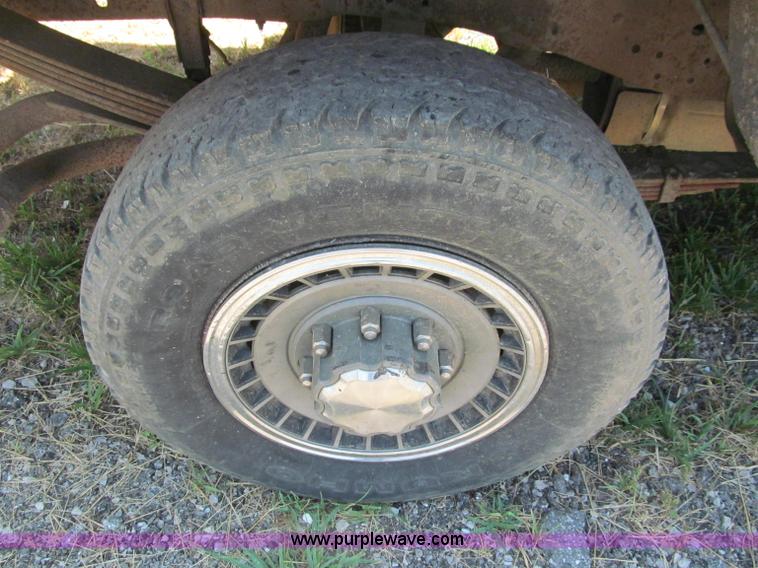 image for item J2670 1988 Ford F250 pickup truck