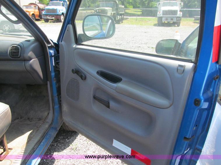 image for item J2671 1998 Dodge Ram 2500 pickup truck