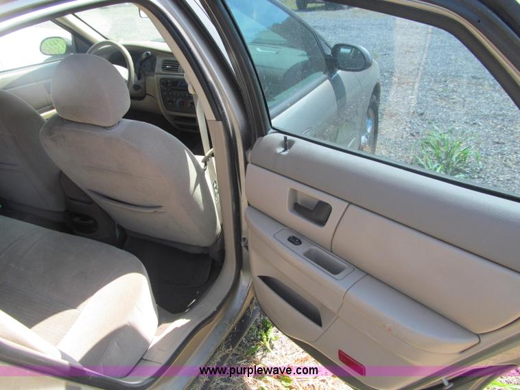 image for item J2678 2003 Ford Taurus