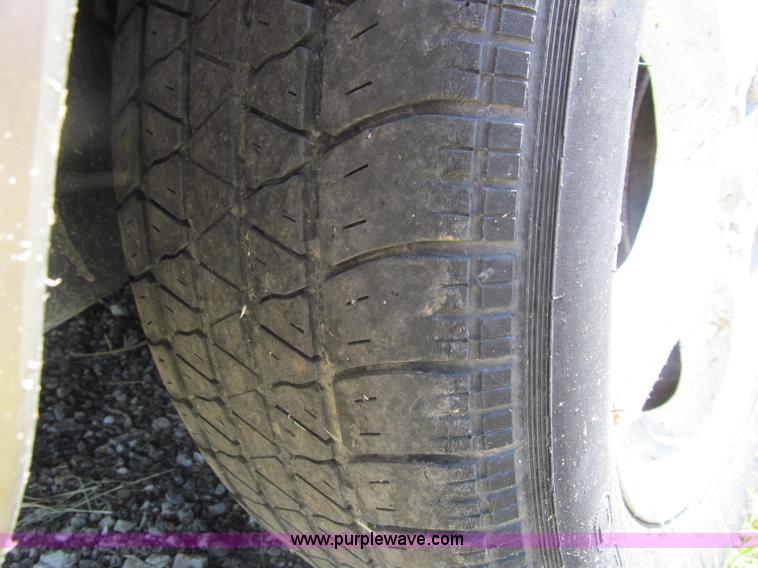 image for item J2678 2003 Ford Taurus