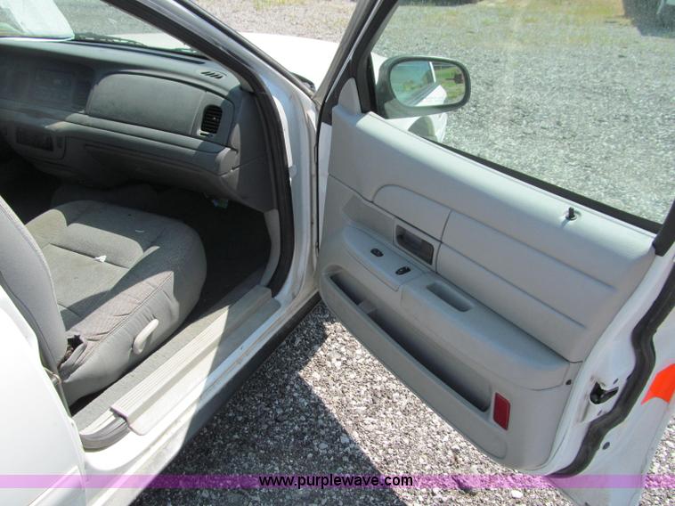 image for item J2679 2003 Ford Crown Victoria Police Interceptor