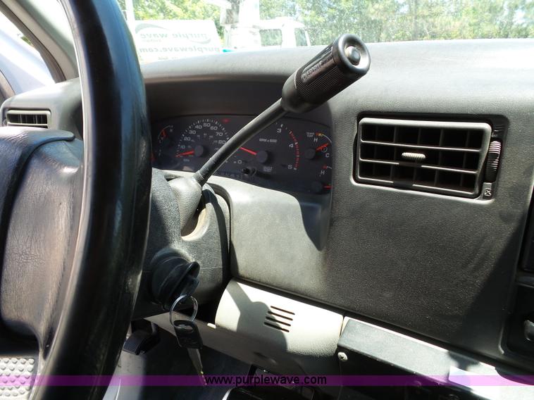 image for item J4855 2002 Ford F350 Super Duty XL Crew Cab pickup truck