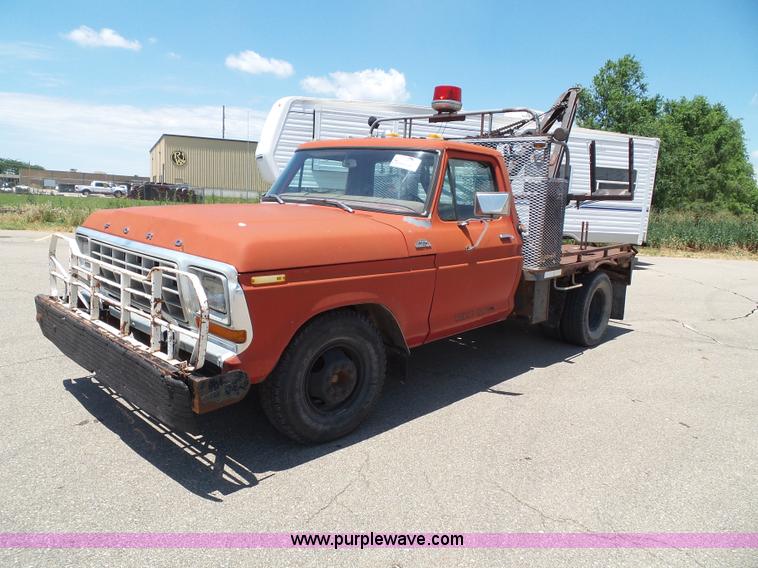 image for item J4856 1979 Ford F350 Custom tow truck