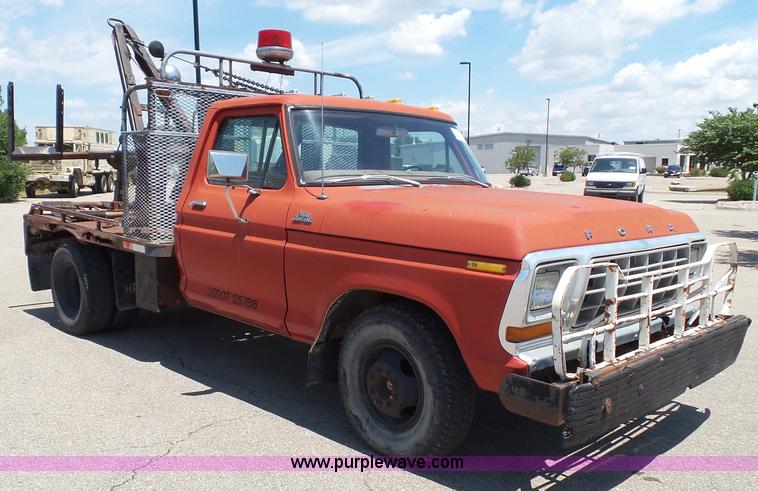 image for item J4856 1979 Ford F350 Custom tow truck