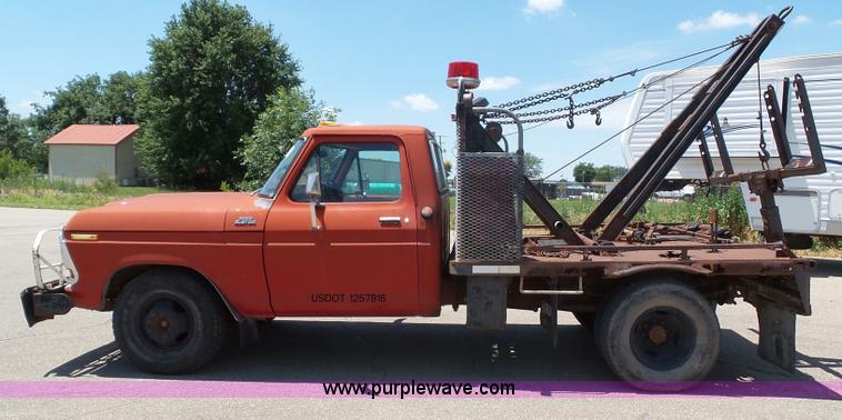 image for item J4856 1979 Ford F350 Custom tow truck