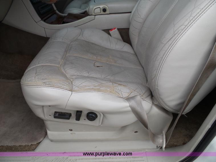 image for item J4891 2002 Cadillac Escalade SUV