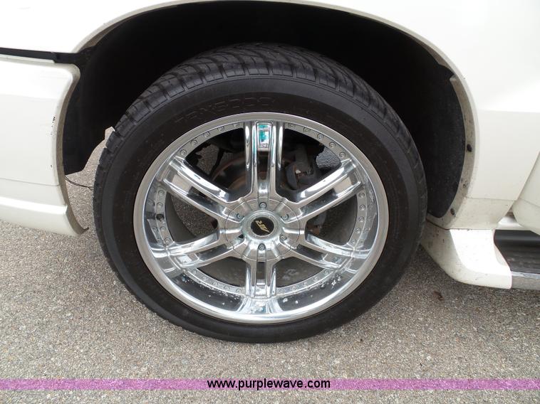 image for item J4891 2002 Cadillac Escalade SUV