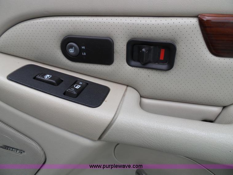 image for item J4891 2002 Cadillac Escalade SUV