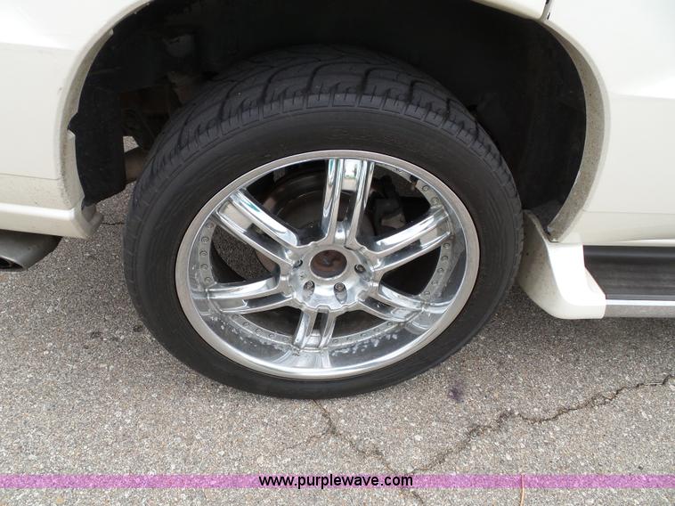 image for item J4891 2002 Cadillac Escalade SUV