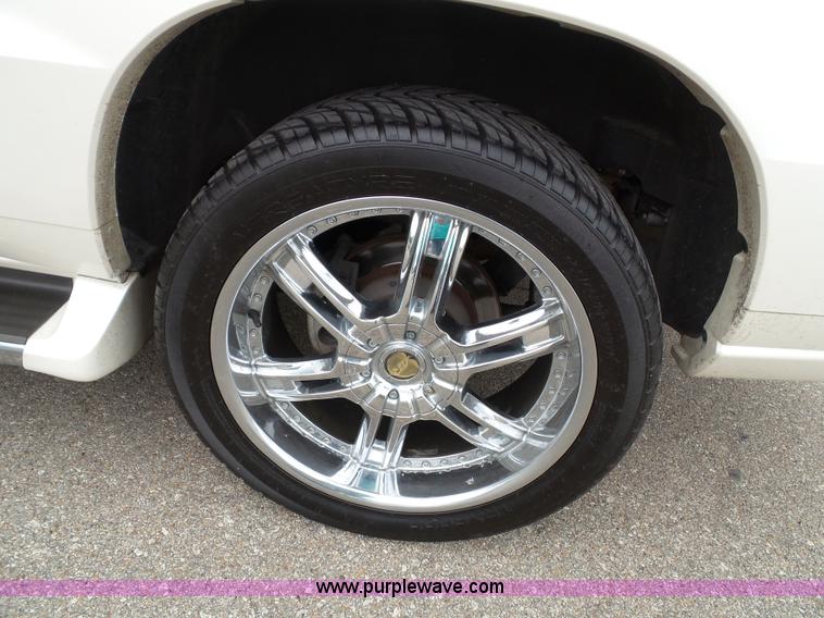 image for item J4891 2002 Cadillac Escalade SUV