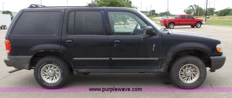 image for item J4894 2000 Ford Explorer XLS SUV