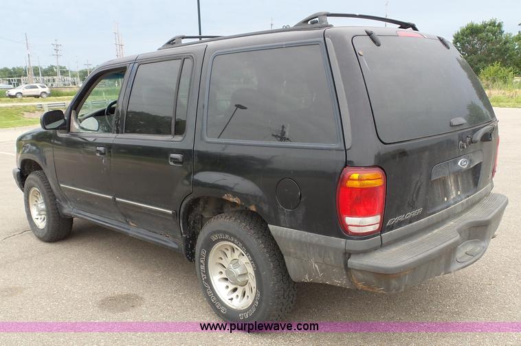 image for item J4894 2000 Ford Explorer XLS SUV