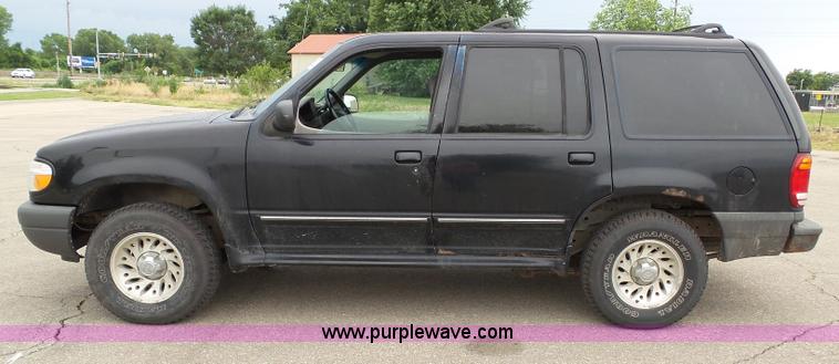image for item J4894 2000 Ford Explorer XLS SUV