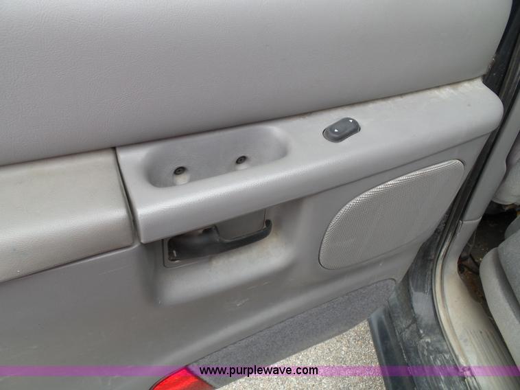 image for item J4894 2000 Ford Explorer XLS SUV