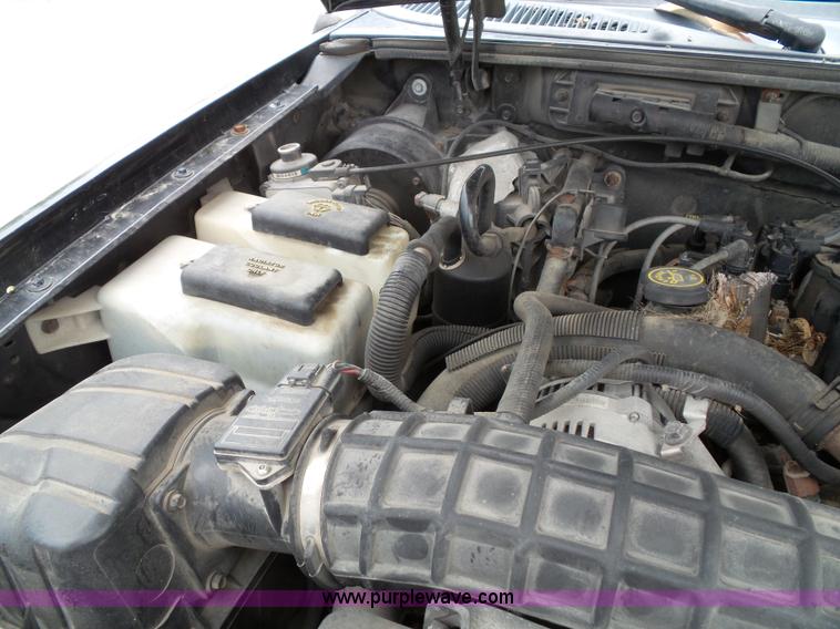 image for item J4894 2000 Ford Explorer XLS SUV