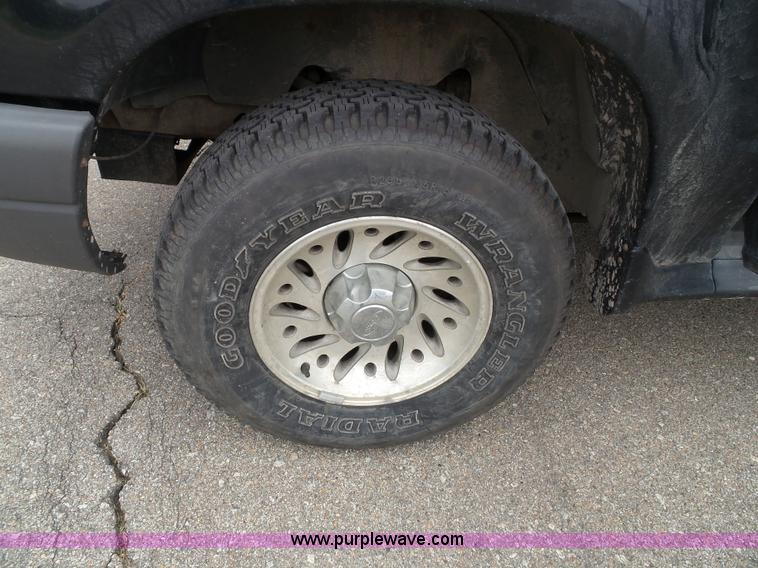 image for item J4894 2000 Ford Explorer XLS SUV