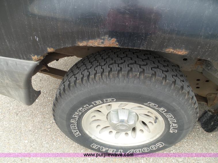 image for item J4894 2000 Ford Explorer XLS SUV