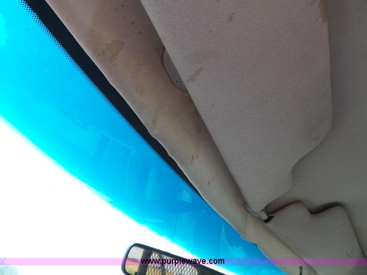 image for item J4898 1997 Ford F150 XLT flatbed pickup truck