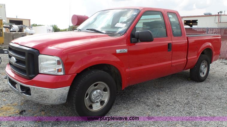 image for item J4900 2006 Ford F250 Super Duty SuperCab pickup truck