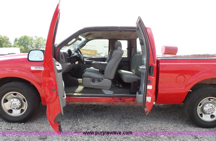 image for item J4900 2006 Ford F250 Super Duty SuperCab pickup truck
