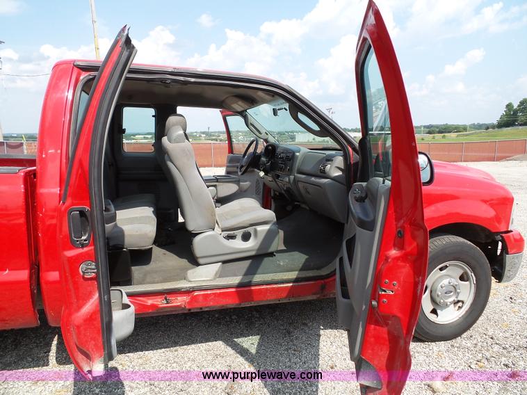 image for item J4900 2006 Ford F250 Super Duty SuperCab pickup truck