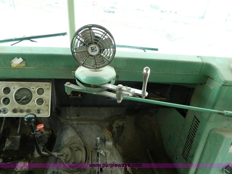 image for item J8914 1980 Ford bus