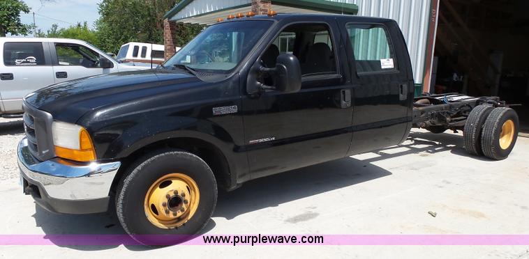 image for item K1189 2000 Ford F350 Super Duty Crew Cab pickup truck cab and chassis