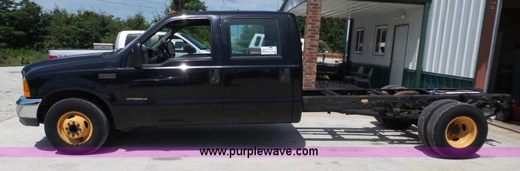 image for item K1189 2000 Ford F350 Super Duty Crew Cab pickup truck cab and chassis