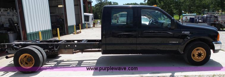 image for item K1189 2000 Ford F350 Super Duty Crew Cab pickup truck cab and chassis