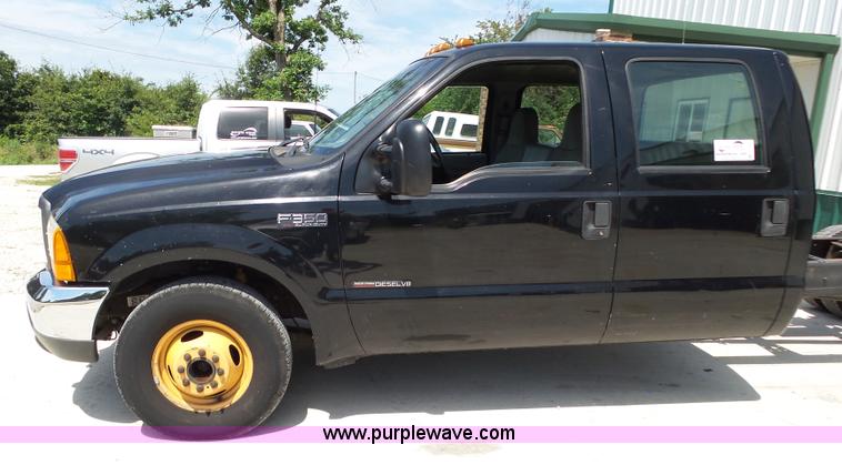 image for item K1189 2000 Ford F350 Super Duty Crew Cab pickup truck cab and chassis