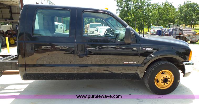image for item K1189 2000 Ford F350 Super Duty Crew Cab pickup truck cab and chassis