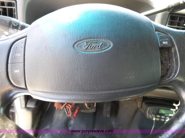 image for item K1189 2000 Ford F350 Super Duty Crew Cab pickup truck cab and chassis