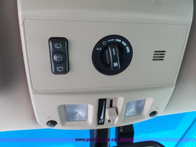 image for item K1190 2004 Cadillac SRX SUV