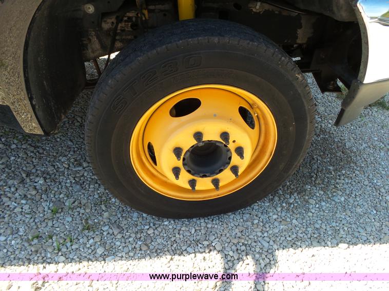 image for item K1192 2004 Ford F550 Crew Cab flatbed truck