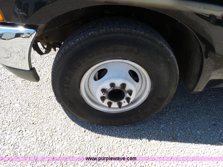 image for item K1193 2000 Ford F350 Super Duty Crew Cab flatbed pickup truck