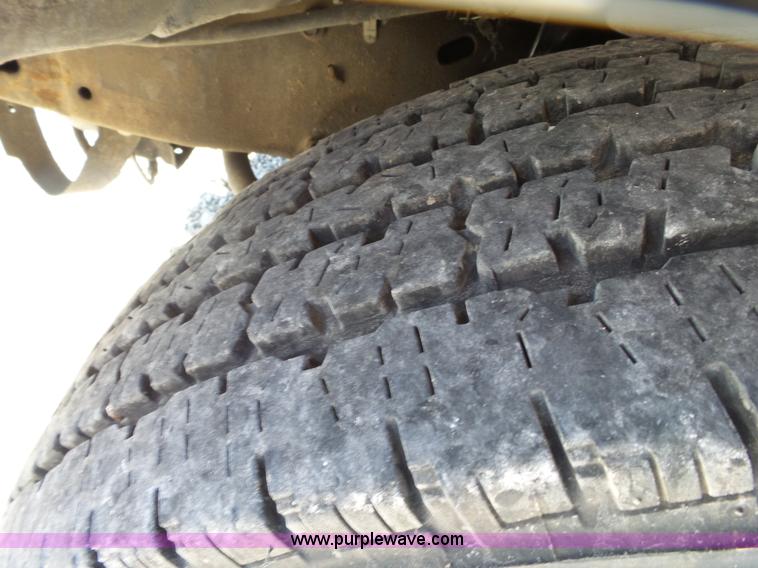 image for item K1193 2000 Ford F350 Super Duty Crew Cab flatbed pickup truck