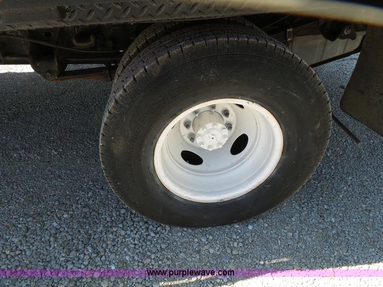 image for item K1193 2000 Ford F350 Super Duty Crew Cab flatbed pickup truck