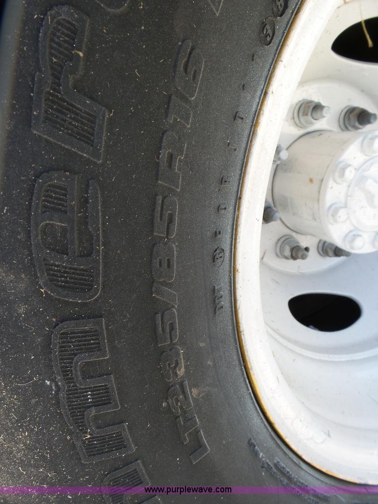 image for item K1193 2000 Ford F350 Super Duty Crew Cab flatbed pickup truck