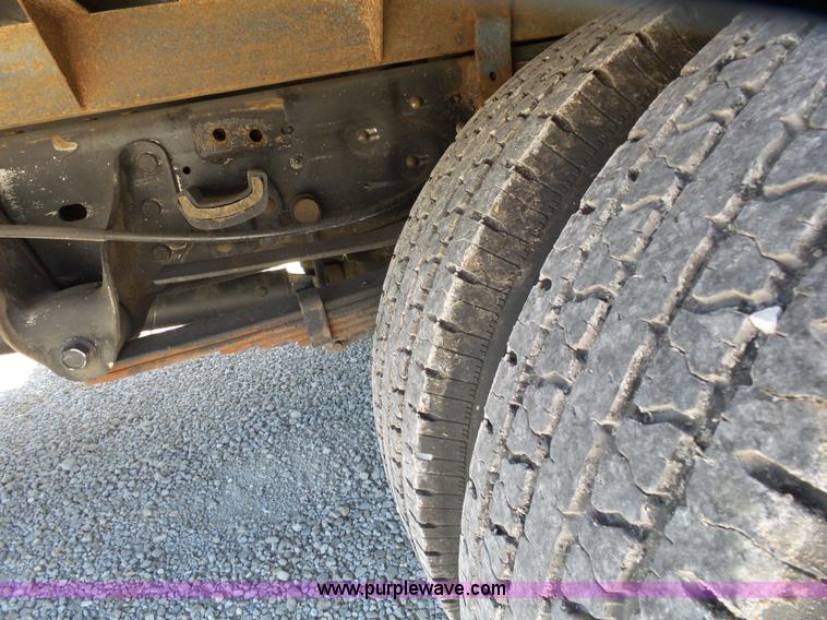 image for item K1193 2000 Ford F350 Super Duty Crew Cab flatbed pickup truck