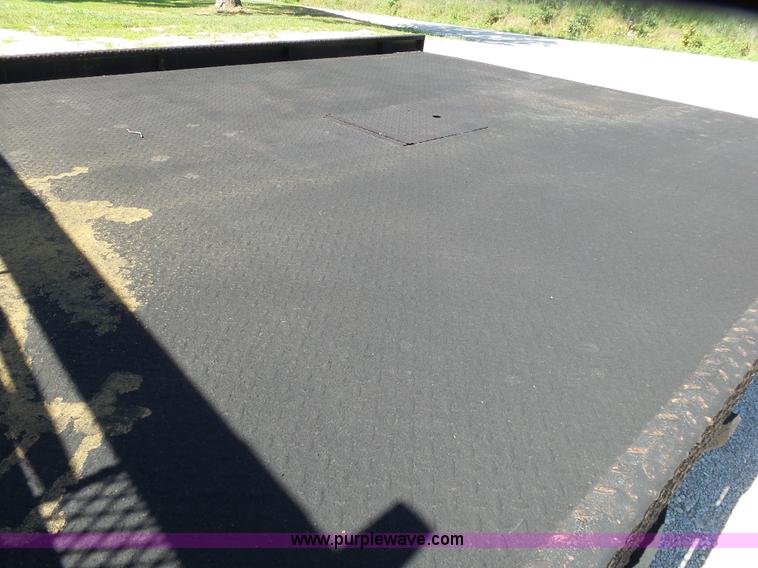 image for item K1193 2000 Ford F350 Super Duty Crew Cab flatbed pickup truck