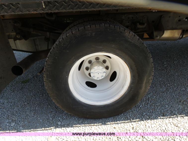 image for item K1193 2000 Ford F350 Super Duty Crew Cab flatbed pickup truck