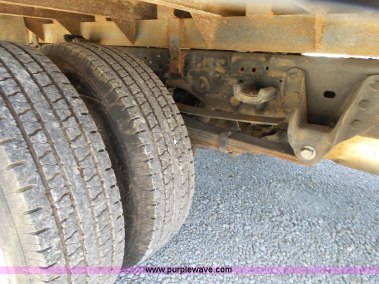 image for item K1193 2000 Ford F350 Super Duty Crew Cab flatbed pickup truck