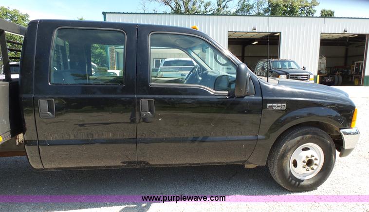 image for item K1193 2000 Ford F350 Super Duty Crew Cab flatbed pickup truck