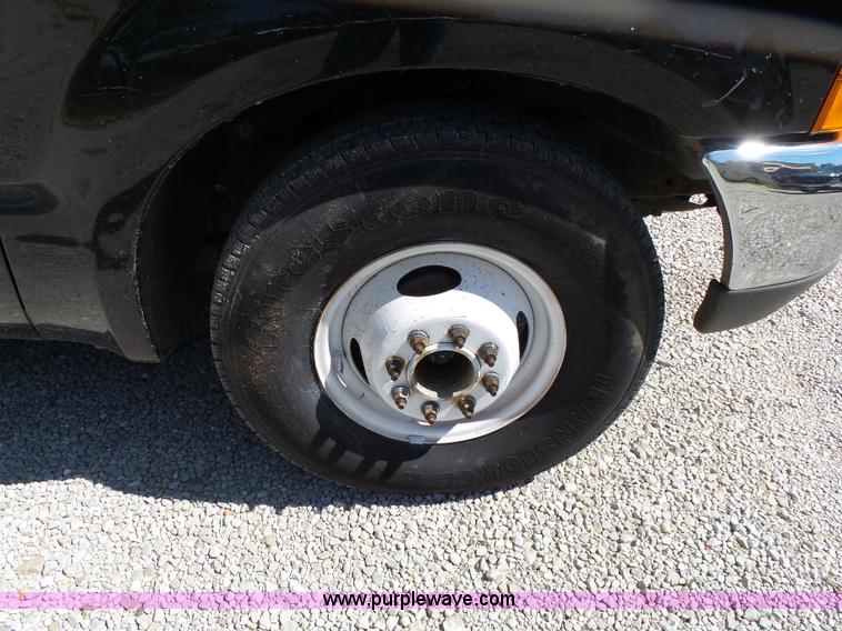 image for item K1193 2000 Ford F350 Super Duty Crew Cab flatbed pickup truck