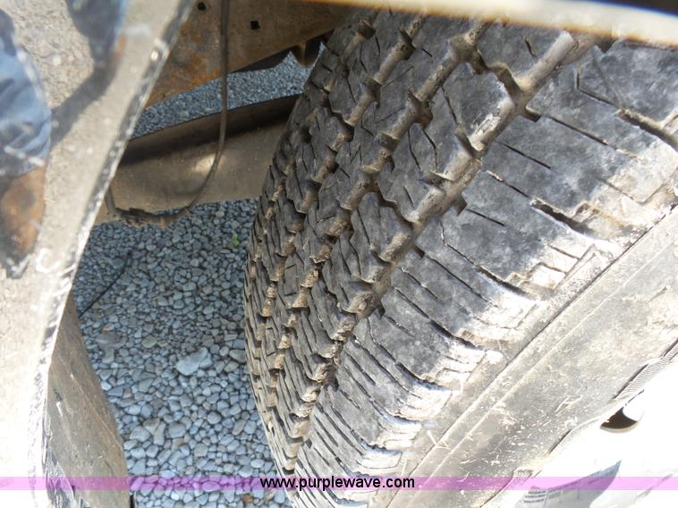 image for item K1193 2000 Ford F350 Super Duty Crew Cab flatbed pickup truck