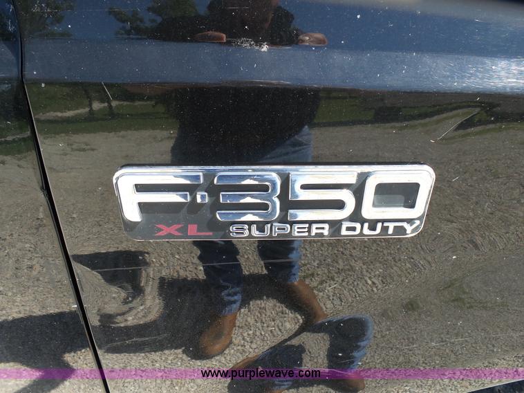 image for item K1193 2000 Ford F350 Super Duty Crew Cab flatbed pickup truck