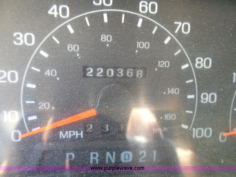 image for item K1193 2000 Ford F350 Super Duty Crew Cab flatbed pickup truck